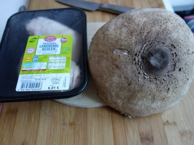 Rezept: Hendlhaxn - Hühnerkeule paniert, garniert mit Parasolpilz Hendlhaxn - Hühnerkeule paniert, garniert mit Parasolpilz - Rezept