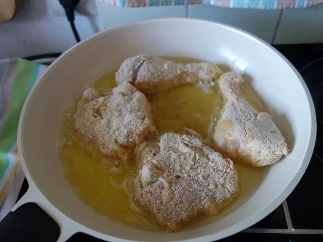 Rezept: Hendlhaxn - Hühnerkeule paniert, garniert mit Parasolpilz Bild Nr. 9 Hendlhaxn - Hühnerkeule paniert, garniert mit Parasolpilz - Rezept - Bild Nr. 9