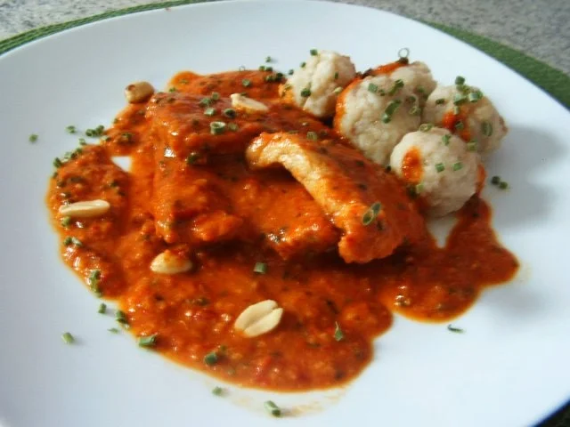 Putenbrust mit Erdnuss- Paprikasoße - Rezept