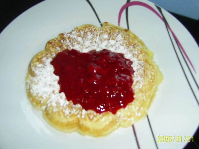 Dessert: Köstliche Waffeln mit warmen Himbeerpüree - Rezept