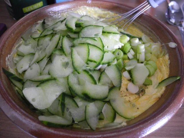 Rezept: Budwig - Quark mit Gurken und Frühlingszwiebeln dazu Pellkartoffeln und Brokkoli Budwig - Quark mit Gurken und Frühlingszwiebeln dazu Pellkartoffeln und Brokkoli - Rezept