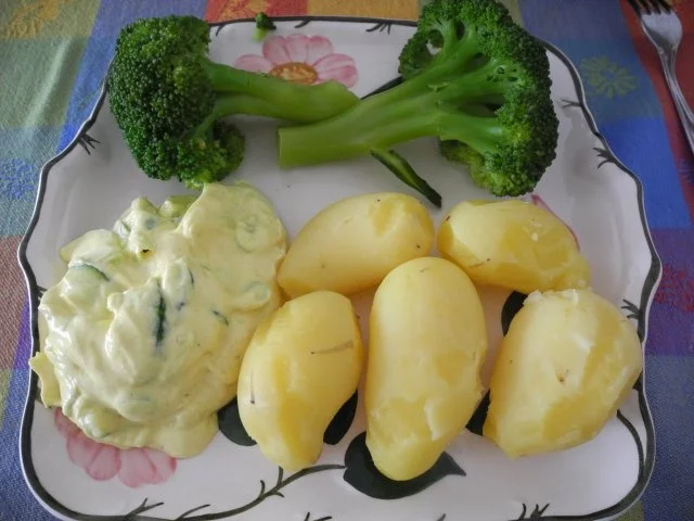 Rezept: Budwig - Quark mit Gurken und Frühlingszwiebeln dazu Pellkartoffeln und Brokkoli Bild Nr. 2 Budwig - Quark mit Gurken und Frühlingszwiebeln dazu Pellkartoffeln und Brokkoli - Rezept - Bild Nr. 2