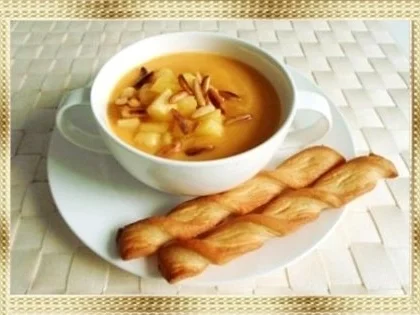 Butternut Kürbis Cremesuppe mit karamellisiertem Apfel, Pinienkernen und Gebäckstangen daz - Rezept