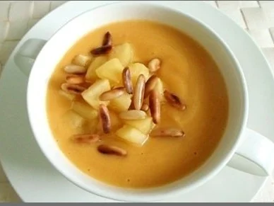 Butternut Kürbis Cremesuppe mit karamellisiertem Apfel, Pinienkernen und Gebäckstangen daz - Rezept - Bild Nr. 2