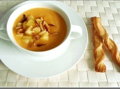 Butternut Kürbis Cremesuppe mit karamellisiertem Apfel, Pinienkernen und Gebäckstangen daz - Rezept - Bild Nr. 16