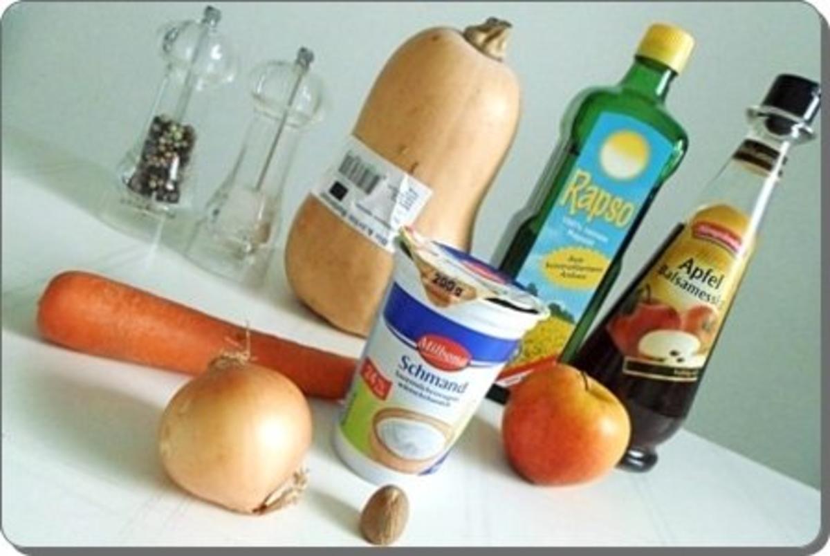 Butternut Kürbis Cremesuppe mit karamellisiertem Apfel, Pinienkernen und Gebäckstangen daz - Rezept - Bild Nr. 3