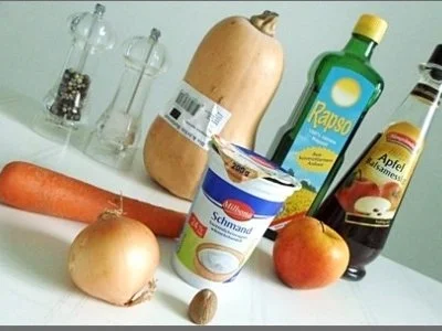 Butternut Kürbis Cremesuppe mit karamellisiertem Apfel, Pinienkernen und Gebäckstangen daz - Rezept - Bild Nr. 3