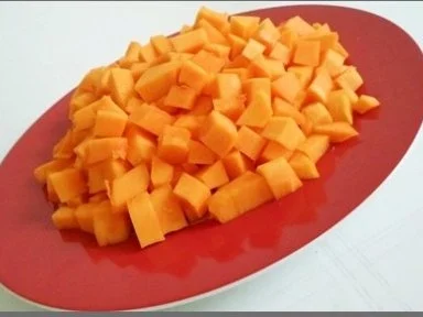 Butternut Kürbis Cremesuppe mit karamellisiertem Apfel, Pinienkernen und Gebäckstangen daz - Rezept - Bild Nr. 4