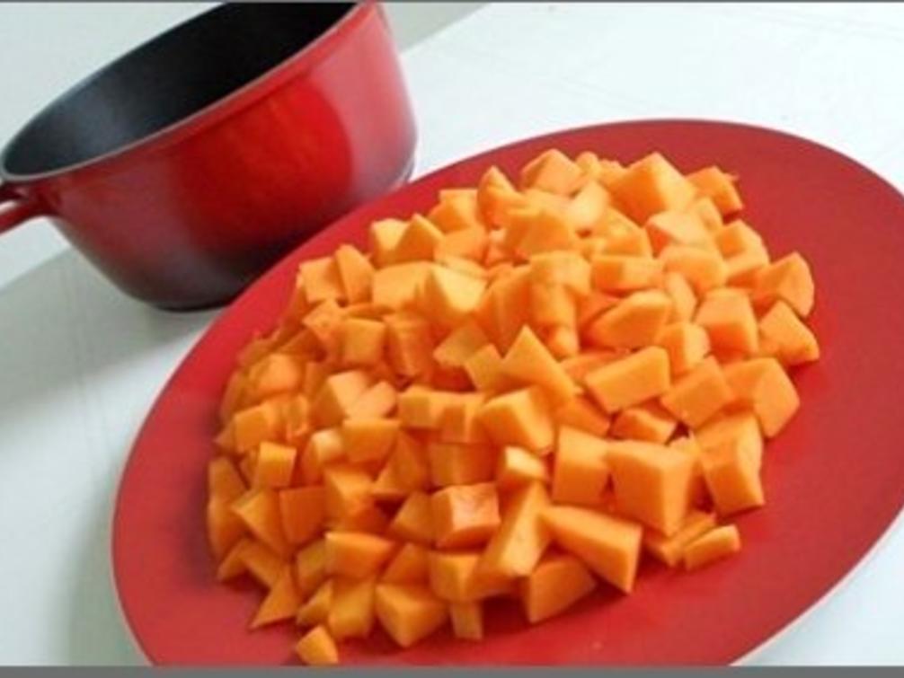 Butternut Kürbis Cremesuppe mit karamellisiertem Apfel, Pinienkernen ...