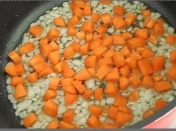 Butternut Kürbis Cremesuppe mit karamellisiertem Apfel, Pinienkernen und Gebäckstangen daz - Rezept - Bild Nr. 6