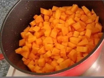 Butternut Kürbis Cremesuppe mit karamellisiertem Apfel, Pinienkernen und Gebäckstangen daz - Rezept - Bild Nr. 7