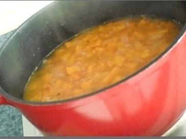 Butternut Kürbis Cremesuppe mit karamellisiertem Apfel, Pinienkernen und Gebäckstangen daz - Rezept - Bild Nr. 8