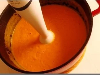 Butternut Kürbis Cremesuppe mit karamellisiertem Apfel, Pinienkernen und Gebäckstangen daz - Rezept - Bild Nr. 9