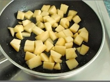 Butternut Kürbis Cremesuppe mit karamellisiertem Apfel, Pinienkernen und Gebäckstangen daz - Rezept - Bild Nr. 12