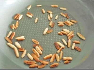 Butternut Kürbis Cremesuppe mit karamellisiertem Apfel, Pinienkernen und Gebäckstangen daz - Rezept - Bild Nr. 13