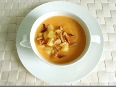 Butternut Kürbis Cremesuppe mit karamellisiertem Apfel, Pinienkernen und Gebäckstangen daz - Rezept - Bild Nr. 15