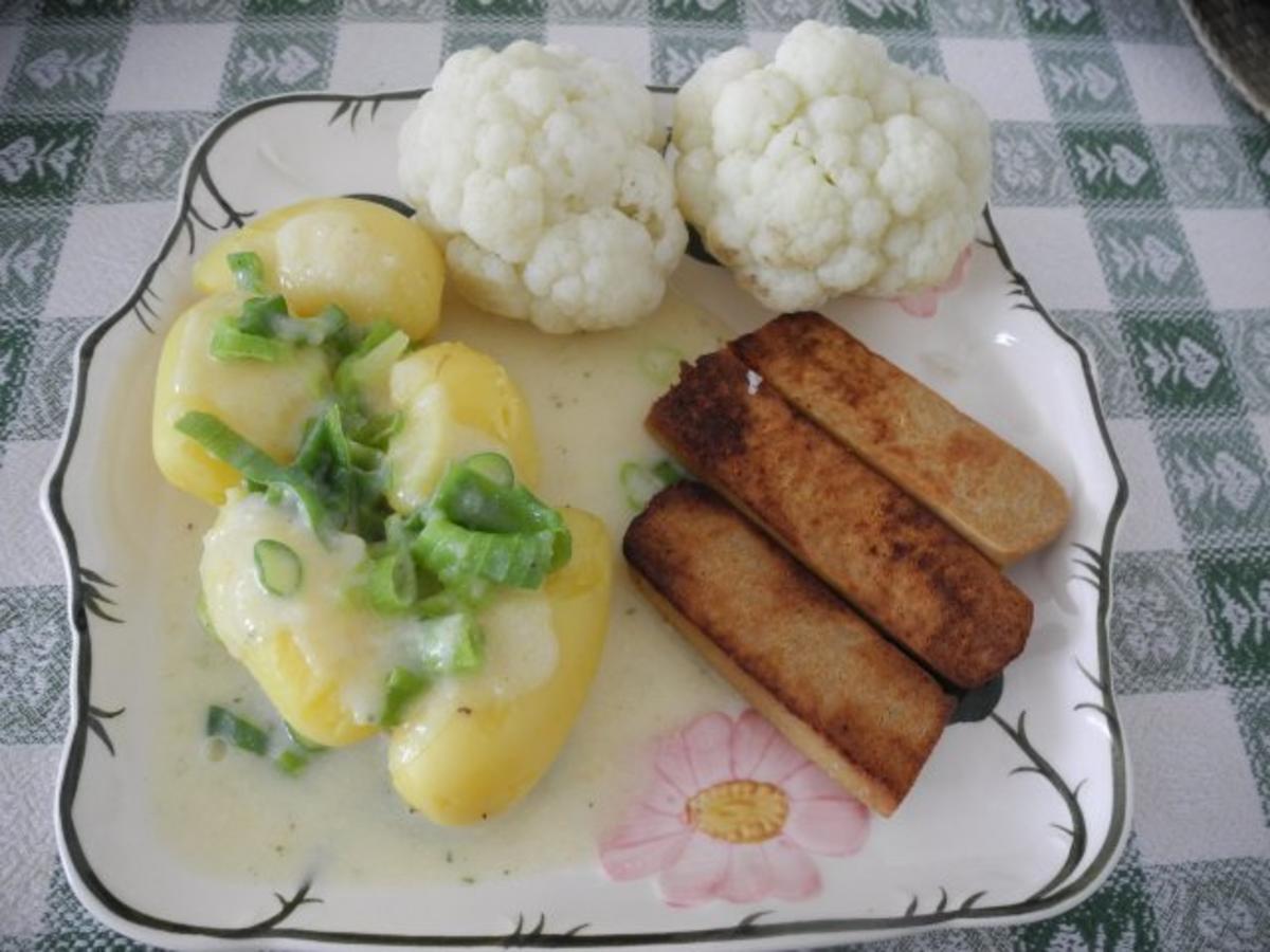 Blumenkohl mit Sojabratwürsten und einer Kartoffel - Mandel - Sahnesoße - Rezept