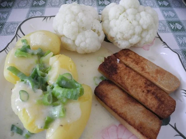 Blumenkohl mit Sojabratwürsten und einer Kartoffel - Mandel - Sahnesoße - Rezept - Bild Nr. 2