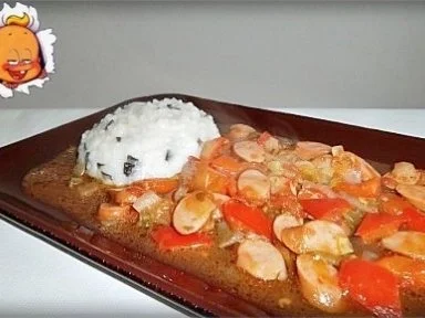 Rezept: Wiener Würstchen Gulasch mit raffiniertem Nori-Reis Wiener Würstchen Gulasch mit raffiniertem Nori-Reis - Rezept