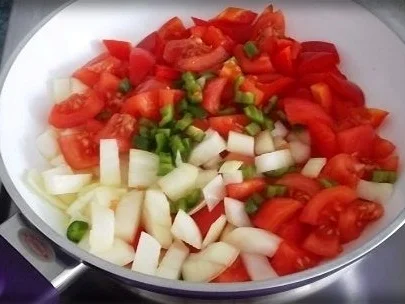 Rezept: Wiener Würstchen Gulasch mit raffiniertem Nori-Reis Bild Nr. 10 Wiener Würstchen Gulasch mit raffiniertem Nori-Reis - Rezept - Bild Nr. 10