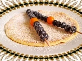 Pfannkuchen mit Heidelbeeren - Physalis -Spieße - Rezept