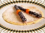 Pfannkuchen mit Heidelbeeren - Physalis -Spieße - Rezept