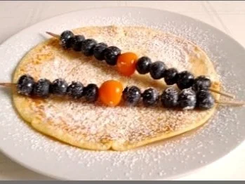 Pfannkuchen mit Heidelbeeren - Physalis -Spieße - Rezept - Bild Nr. 3