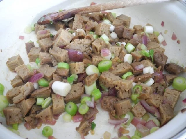 Seitan in Zwiebeln gebraten mit Tomatensoße an Dinkel-Penne - Rezept - Bild Nr. 3