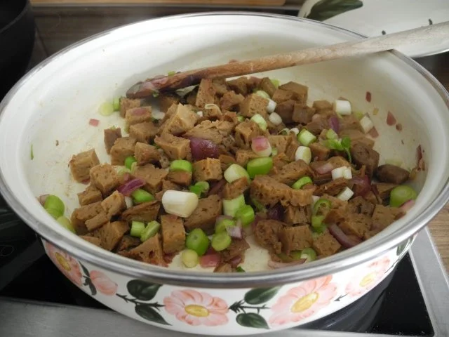 Seitan in Zwiebeln gebraten mit Tomatensoße an Dinkel-Penne - Rezept - Bild Nr. 4