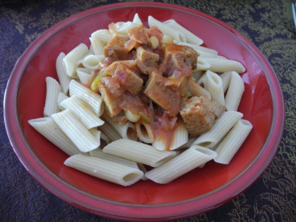 Seitan in Zwiebeln gebraten mit Tomatensoße an Dinkel-Penne - Rezept