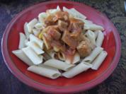 Seitan in Zwiebeln gebraten mit Tomatensoße an Dinkel-Penne - Rezept