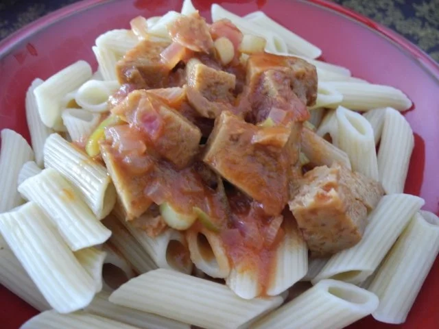 Seitan in Zwiebeln gebraten mit Tomatensoße an Dinkel-Penne - Rezept - Bild Nr. 2