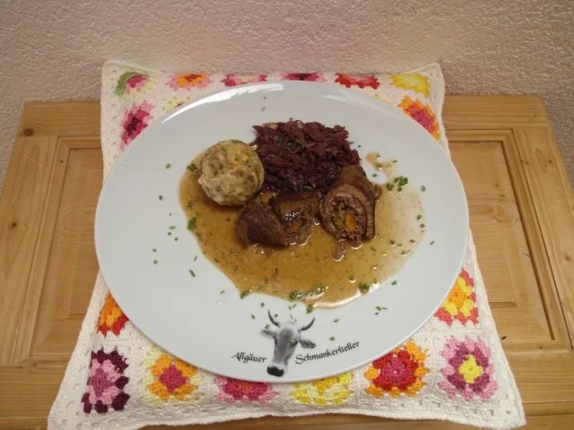 "Schumpen"- Roulade mit Brezenknödel und Blaukraut - Rezept