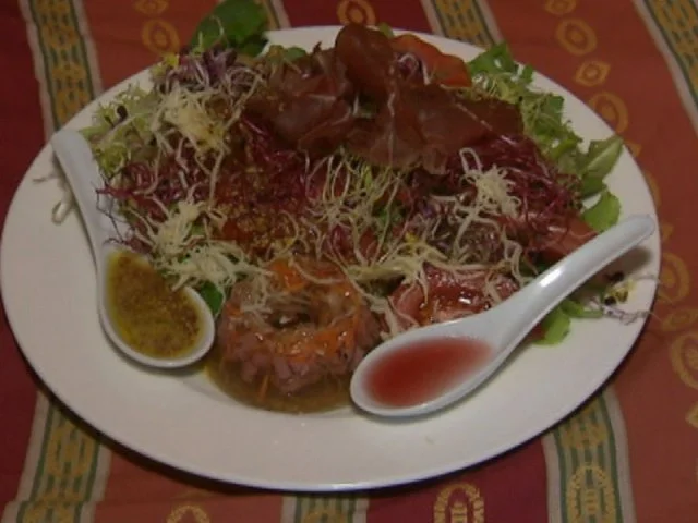 Sommersalat an Tafelspitzsülzerl - Rezept