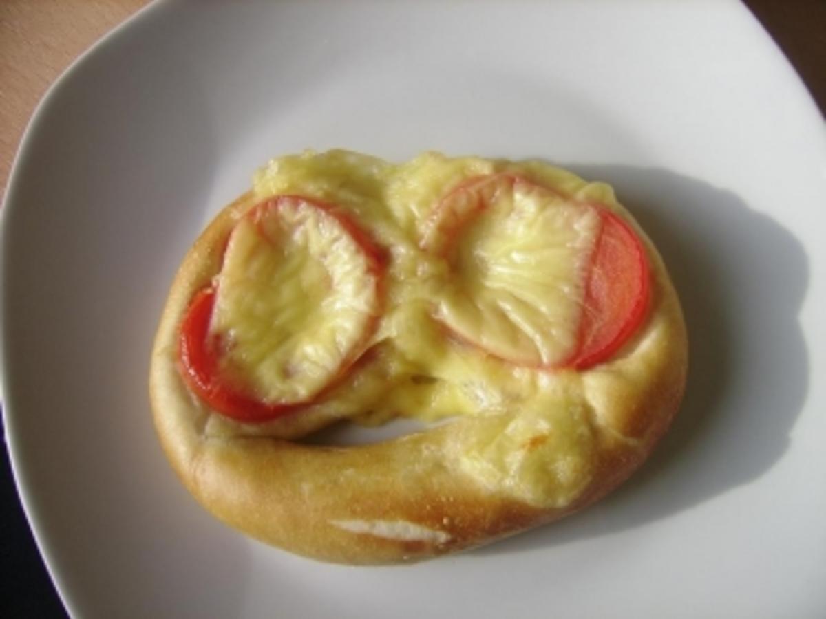 Brezel mit Käse und Tomate überbacken - Rezept - kochbar.de