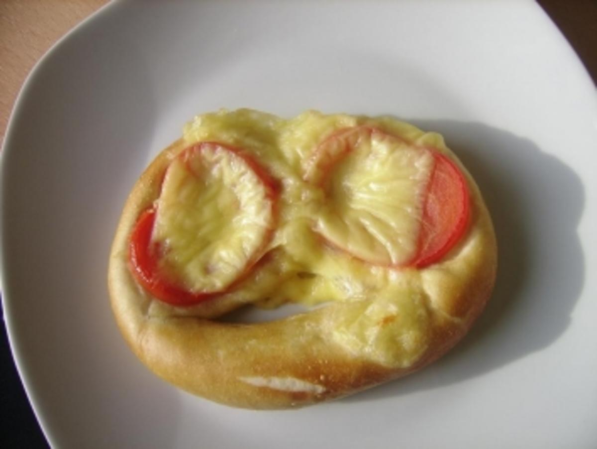 Bilder für Brezel mit Käse und Tomate überbacken - Rezept