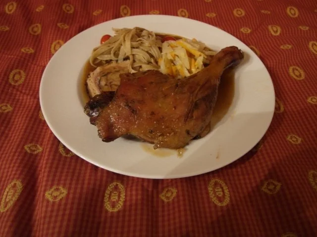 Rezept: Der Wolpertinger - Schweinerollbraten & Entenkeule mit Frühlingsgemüse & Dinkelbandnudeln Der Wolpertinger - Schweinerollbraten & Entenkeule mit Frühlingsgemüse & Dinkelbandnudeln - Rezept