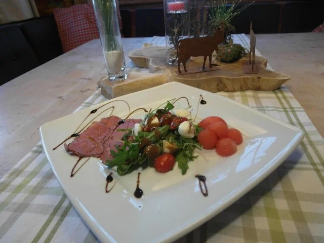 Hauchzarter Rinderschinken mit mariniertem Rucola, Wassermelone, Wurzelbaguette - Rezept