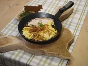 Krustenbraten mit Weißbier-Soße, hausgemachten Allgäuer Käsespatzen und Wiesenkräutersalat - Rezept