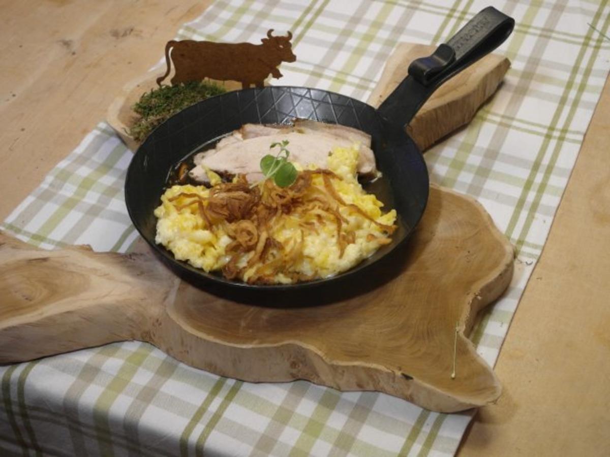 Krustenbraten mit Weißbier Soße, hausgemachten Allgäuer Käsespatzen und ...
