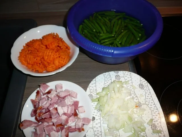 Grüne Bohnen  Suppe, mit Speckwürfel . - Rezept - Bild Nr. 2