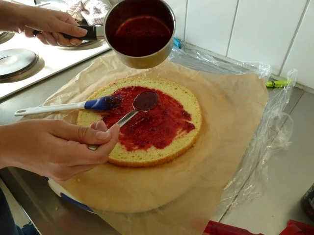 Himbeer-Schicht-Torte mit Schokoraspeln - Rezept - Bild Nr. 3