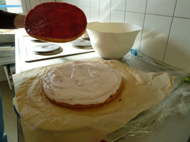 Himbeer-Schicht-Torte mit Schokoraspeln - Rezept - Bild Nr. 5