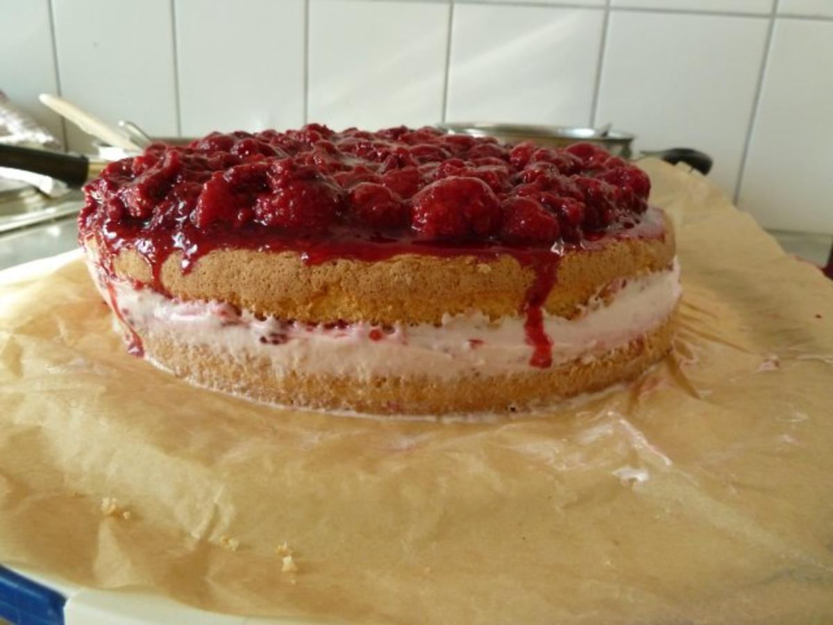 Himbeer-Schicht-Torte mit Schokoraspeln - Rezept - kochbar.de