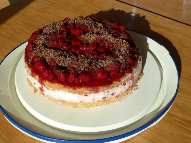 Himbeer-Schicht-Torte mit Schokoraspeln - Rezept