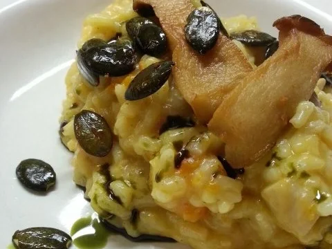 Butternut-Risotto mit Kräuterseitlingen, Kürbiskernöl und gerösteten Kürbiskernen - Rezept