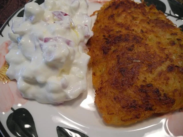 Kartoffel-Röstis mit Karottentrester an gewürfelten Ziegenkäse in Zwiebelquark nach Budwig - Rezept - Bild Nr. 2