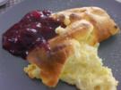 Süß-luftiger Topfenschmarrn mit beschwipstem Zwetschenkompott - Rezept
