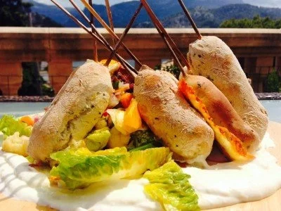 Käse im Brotmantel mit Gemüse-Kräuter-Salat und Zitronencreme - Rezept