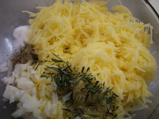 Kartoffeln: Rosmarin-Rösti mit Schafskäsedip - Rezept - Bild Nr. 4